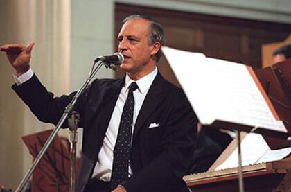 Entre 1976 y 2014 se desempeñó como director artístico de la Asociación Festivales Musicales de Buenos Aires. En 1983 fundó la Academia Bach de Buenos Aires