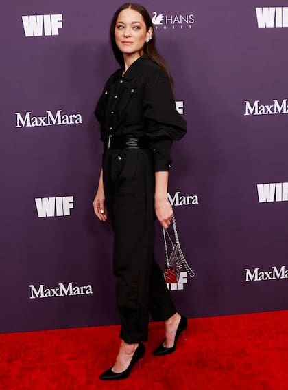 Marion Cotillard asistió a la gala de Women In Film en el Beverly Hilton de Beverly Hills. En esta velada, que tiene como objetivo rendir homenaje a las mujeres que trabajan en la industria cinematográfica, la actriz francesa le otorgó a Kate Winslet el Premio Crystal a la Defensa por llevar a la pantalla la vida de la fotógrafa de guerra Lee Miller en la película Lee