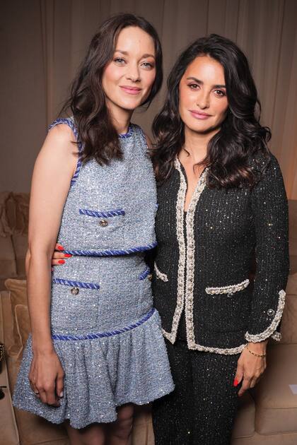 Marion Cotillard, con un vestido sin mangas y con efecto “dos piezas”
de tweed celeste con hilos metalizados de Chanel, junto a Penélope Cruz, embajadora
de la marca francesa desde 2018. La actriz española optó por un conjunto negro
de chaqueta y pantalón bordado con hilos metalizados y pequeñas perlas.