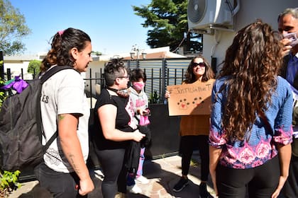 Marionella Castillo (vestida de negro, a la izquierda), el día en que se conoció que se realizaría el juicio contra el policías Elías Saavedra por matar a su perra, Tita, en el balneario Playa Unión, de Chubut