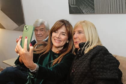 Mariquita Quesada aprovecha para sacarse una selfie con Andrea Frigerio, mientras Pepe Frers, más reservado, observa a un costado.