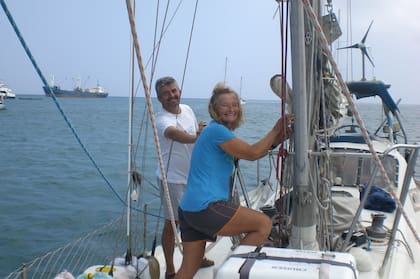 La psicoanalista Marisa Bianco a bordo de su velero