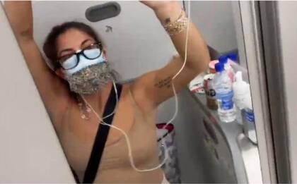 Marisa Fotieo decidió aislarse en el baño de un avión luego de resultar positiva de Covid (Crédito: TikTok)