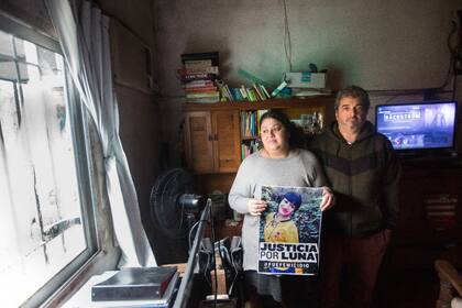Marisa Rodríguez y Facundo Ortiz, padres de Marianella, en su casa del barrio Kanmar, de Benavídez