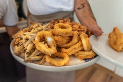 Mariscos rebozados, uno de los platos fuertes de El Muelle