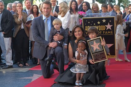 Mariska Hargitay y Peter Hermann junto a sus hijos, en 2013, cuando ella recibió su estrella en el Paseo de la fama de Hollywood