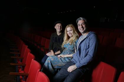 Marisol Otero, rodeada por Gaby Goldman y Mariano Taccagni