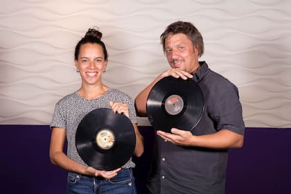 Marisol Urueña y Lionel Rodríguez volvieron a fabricar vinilos en la Argentina e importan bandejas