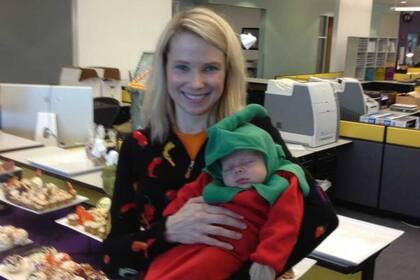 Marissa Mayer con su hijo Macalister en las oficinas de Yahoo!, en una imagen publicada desde su perfil en Twitter