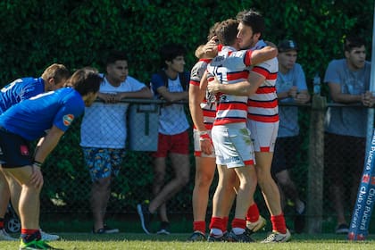 Marista festeja uno de sus tres tries en Burzaco.