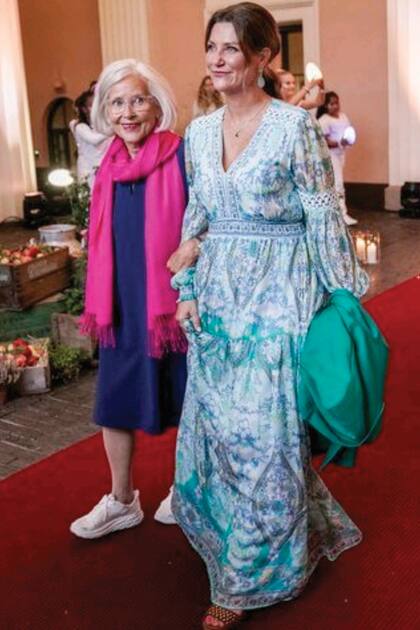 Marit Tjessem, la madre de Mette-Marit, llegó con Marta Luisa, hermana de Haakon, quien usó un vestido largo estampado en tonos turquesa de Hale Bob y sandalias Michael Kors.
