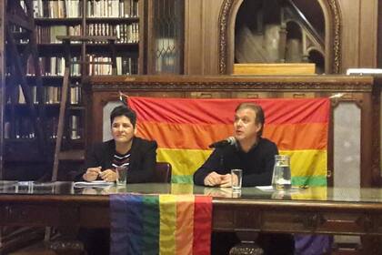 Marita Curi junto a su líder poítico del Partido Socialista, Roy Cortina, en la legislatura porteña, al presentar un proyecto para garantizar bibliografía diversa en bibliotecas