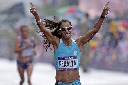 Marita Peralta festeja en su llegada
