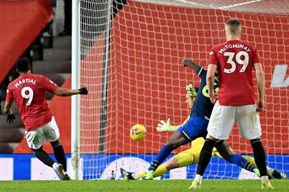 Martial empuja al arco lo que fue el quinto tanto de la goleada de Manchester United por 9 a 0 sobre Southampton