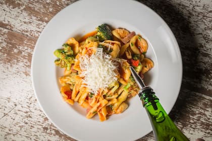 Maritata alla pugliese: una combinación de orecchiette y cavatelli elaborados con sémola de grano duro, tomates, panceta crocante, brócoli y peperoncino.