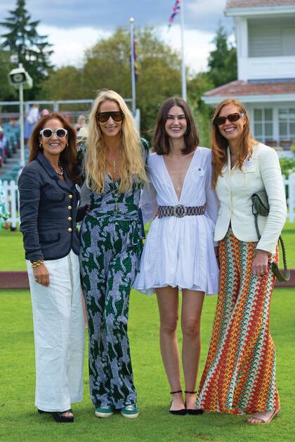 Marité Donoso –alentó a su hijo Tommy Beresford, parte del team opositor– posa con su cuñada, la top model de UK Lisa Butcher, su sobrina Olivia Donoso y su hija Carolina Beresford.