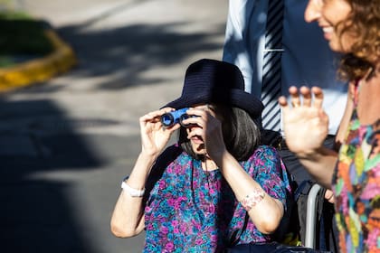 Marité y sus binoculares