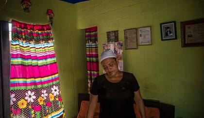 Maritza Henriquez de Menjívar, de 49 años, madre de Joel Alexander Menjívar, detenido en marzo mientras trabajaba.