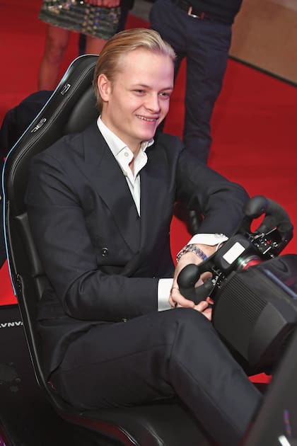 Marius, todavía divertido en un simulador de fórmula E, durante una fiesta que se realizó en 2018, en Londres