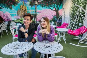 Mariya y Natali crearon un espacio que recuerda al cuento Alicia en el País de las Maravillas en el barrio de Belgrano