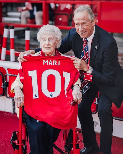 Marj, a los 101 años, se dio el gusto de conocer, por dentro, el club inglés del cual es hincha