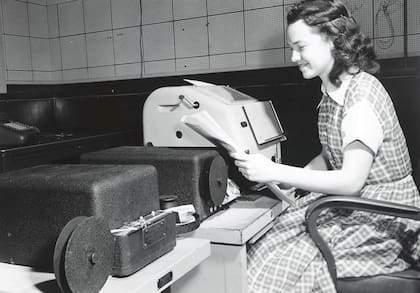 Marjory Jones, una matemática y programadora encargada, en 1952, de perforar la cinta de papel que contiene la instrucciones para la computadora MANIAC