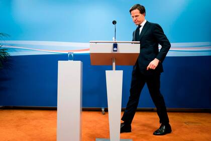 Mark Rutte hoy, en La Haya, al anunciar la dimisión de su gobierno