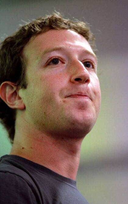 En 2017, el 30% de la humanidad se conectó a Facebook y Zuckerberg empezó a reconocer que su creación no es tan neutral ni inofensiva como se decía.