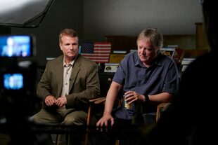 Mark Armstrong, a la izquierda, y su hermano, Rick, son entrevistados mientras se preparan para una subasta de artículos personales que pertenecían a su padre, el comandante de la misión del Apolo 11, Neil Armstrong, en la Subasta de Patrimonio en Dallas el 10 de agosto de 2018