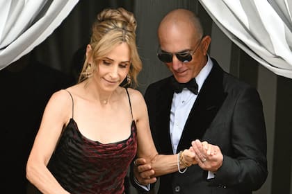 Mark Bezos,
hermano del
fundador de
Amazon, junto
a su mujer, Lisa,
son retratados
saliendo del hotel
Aman Venice.