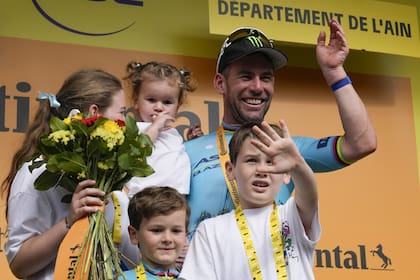 Mark Cavendish festejando en el podio junto a su esposa y sus hijos