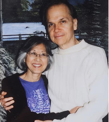 Mark Chapman y su esposa, Gloria Hiroko, con quien se había casado un año antes de asesinar a John Lennon