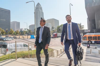 Mark Chávez, médico de San Diego,acompañado por su abogado defensor