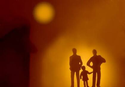 Mark era feliz con su familia adoptiva. Pero tenía un sentimiento de desconexión que no lograba entender, por lo que decidió buscar a sus parientes biológicos