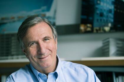 Mark Fenwick, arquitecto del estadio desmontable de Qatar 2022, en su oficina de Madrid