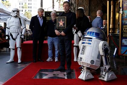 Mark Hamill recibió una estrella en el paseo de la fama y estuvo acompañado por Harrison Ford y George Lucas