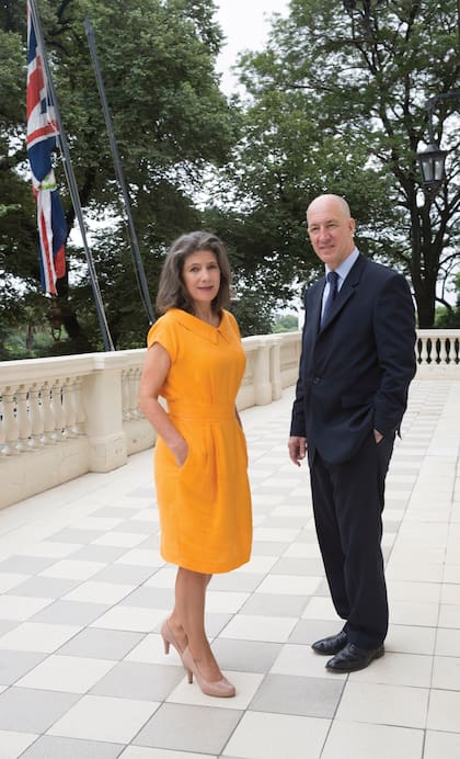 Mark Kent, embajador británico en argentina, junto a su esposa Martine.