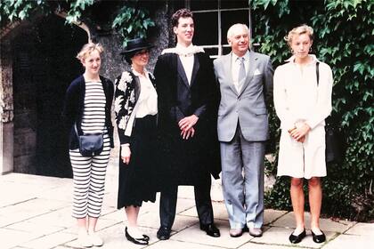 Mark no tenía pensado ir a la universidad, pero uno de sus profesores le sugirió postularse en Oxford. Se graduó en 1986