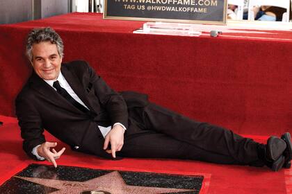 Mark posa con su estrella en el Paseo de la Fama, ubicado en Hollywood Boulevard.