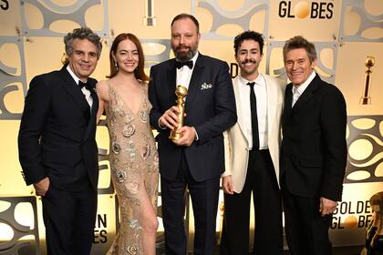Mark Ruffalo, Emma Stone, Yorgos Lanthimos, Ramy Youssef y Willem Dafoe posan con el premio a la Mejor Película - Musical o Comedia por "Poor Things" en la 81ª edición anual de los Golden Globe Awards en el Beverly Hilton, el 7 de enero de 2023.