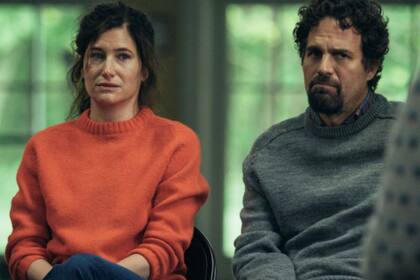 Mark Ruffalo y Kathryn Hahn en I Know This Much Is True