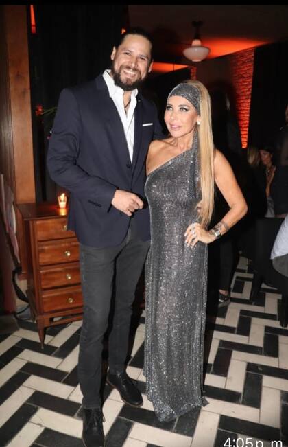 Mark Ruiz, su socio y compañero, no se perdió la fiesta. Fotos de Jorge Amado