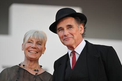 Mark Rylance y Claire van Kampen llega a la presentación de Bones and All, una película en la que los protagonistas son caníbales que luchan por vivir con su horrible aflicción