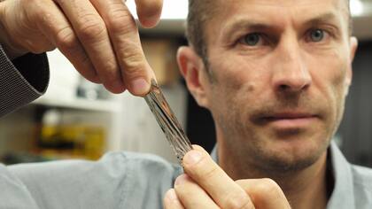Mark Lantz, de IBM, muestra un prototipo de la cinta magnética de alta capacidad