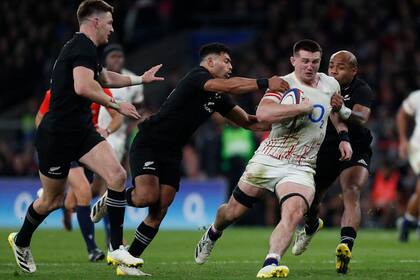 Mark Telea y Richie Mo'unga intentan tacklear a Tom Curry; los neozelandeses perdieron concentración en el desenlace y pagaron por la amonestación a Beauden Barrett.