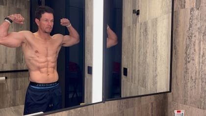 Mark Wahlberg comparte fotos en sus redes sociales donde deja en evidencia sus músculos marcados, producto de un arduo entrenamiento y una alimentación saludable