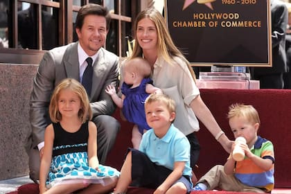 Mark Wahlberg junto a su esposa Rhea Durhamn y sus cuatro hijos: Ella, Michael, Brendan y Grace