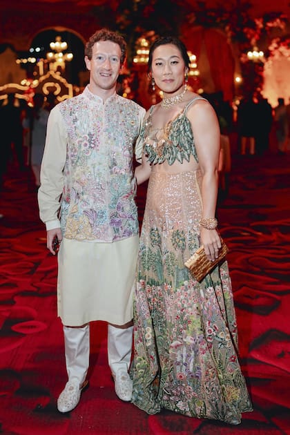 Mark Zuckerberg, CEO de Meta (ex Facebook), y su mujer, Priscilla Chan, con trajes indios, en una de las fiestas en Jamnagar, India.