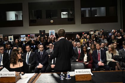 Mark Zuckerberg, CEO de Meta, habla a los padres de víctimas de acoso en redes sociales; a su lado, Linda Yaccarino, CEO de X (ex Twitter), durante una audiencia en el Senado estadounidense