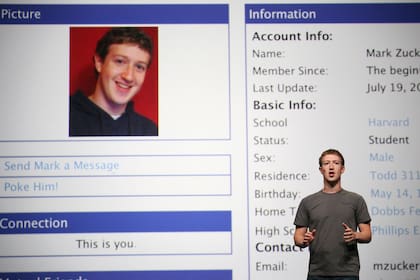 Mark Zuckerberg con uno de los primeros diseños que tuvo la red social Facebook